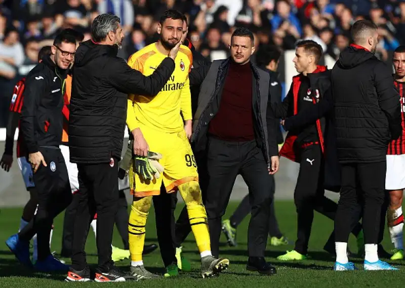 Le foto dello sconforto e dell'amarezza dei giocatori rossoneri, travolti per 5-0 a Bergamo.