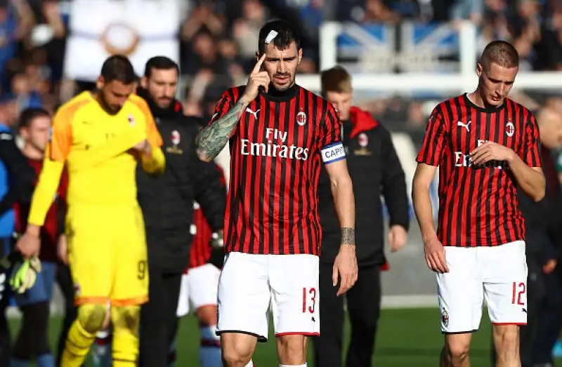 Le foto dello sconforto e dell'amarezza dei giocatori rossoneri, travolti per 5-0 a Bergamo.