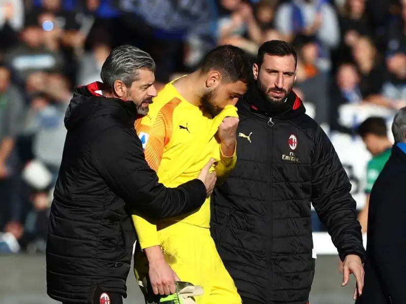 Le foto dello sconforto e dell'amarezza dei giocatori rossoneri, travolti per 5-0 a Bergamo.