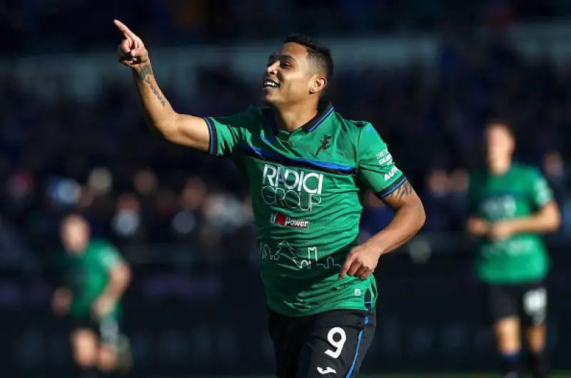 L'Atalanta strapazza il Milan nella partita di mezzogiorno della diciassettesima giornata di serie A. Sarà un Natale amarissimo per gli uomini di Pioli, umiliati per 5-0  da una Dea scatenata