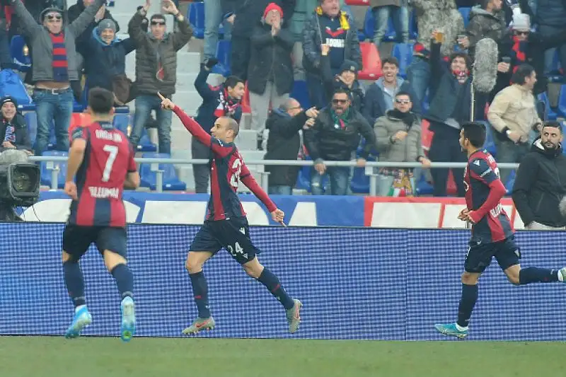 Palacio e Poli in gol per i felsinei, di Malinovski il gol per gli ospiti.