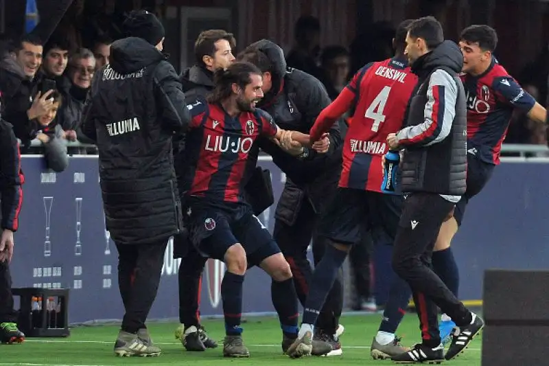 Palacio e Poli in gol per i felsinei, di Malinovski il gol per gli ospiti.