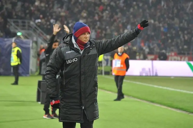 Mihajlovic non basta al Bologna: il Milan risale. La squadra di Pioli vince 3-2 in casa dei rossoblù: il tecnico serbo ha assistito alla partita dalla panchina.