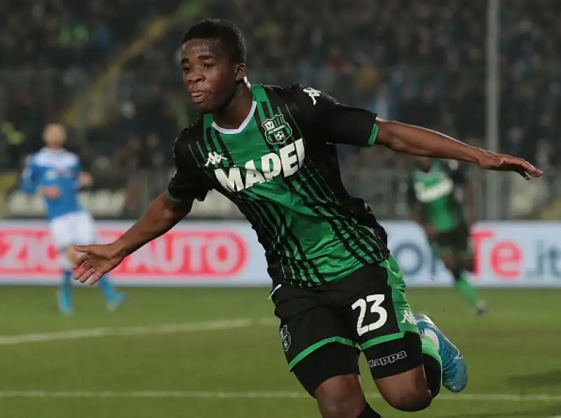 Il Sassuolo respira, Brescia torna giù.
Gli emiliani passano 2-0 al "Rigamonti" nella partita non giocata ad ottobre per la morte di Squinzi: prima sconfitta per il Corini "bis".