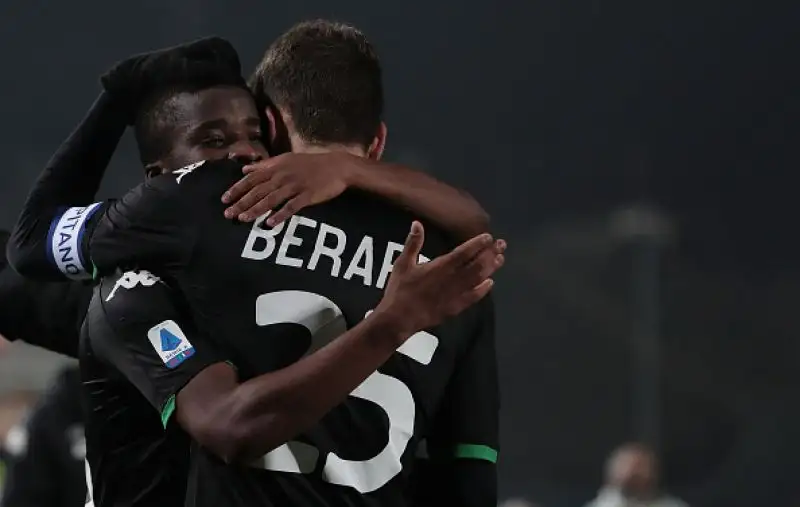 Il Sassuolo respira, Brescia torna giù.
Gli emiliani passano 2-0 al "Rigamonti" nella partita non giocata ad ottobre per la morte di Squinzi: prima sconfitta per il Corini "bis".