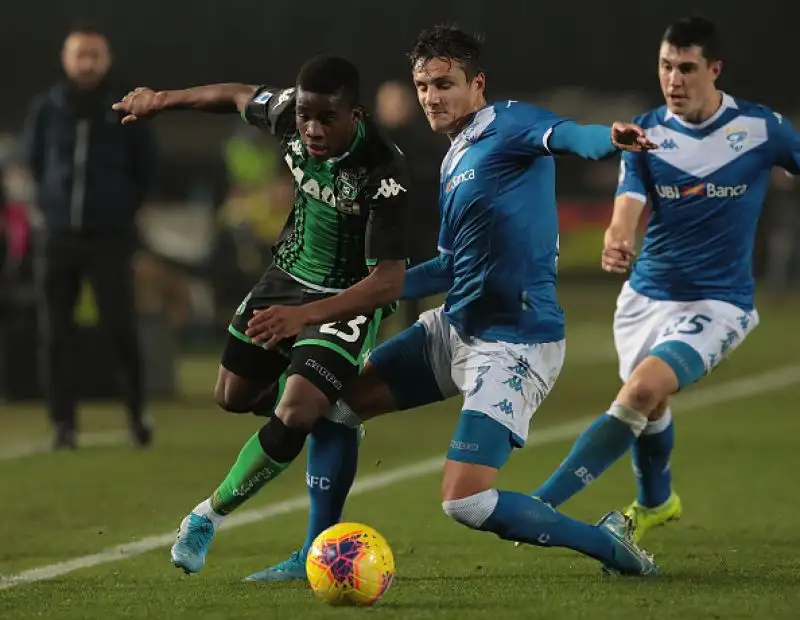 Il Sassuolo respira, Brescia torna giù.
Gli emiliani passano 2-0 al "Rigamonti" nella partita non giocata ad ottobre per la morte di Squinzi: prima sconfitta per il Corini "bis".