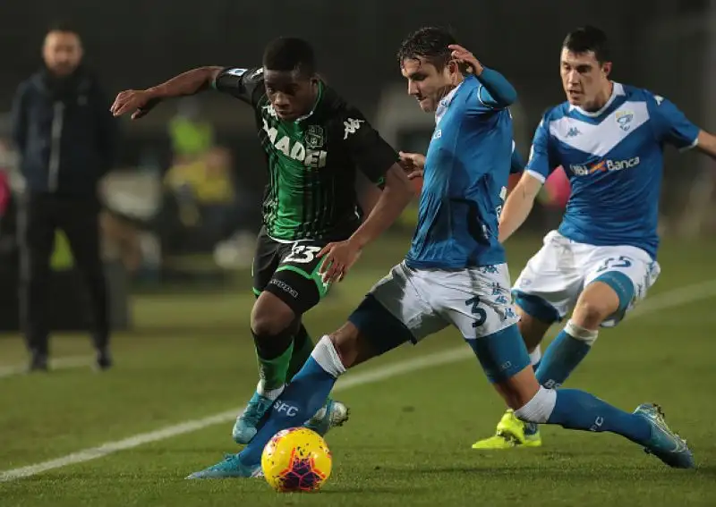 Il Sassuolo respira, Brescia torna giù.
Gli emiliani passano 2-0 al "Rigamonti" nella partita non giocata ad ottobre per la morte di Squinzi: prima sconfitta per il Corini "bis".