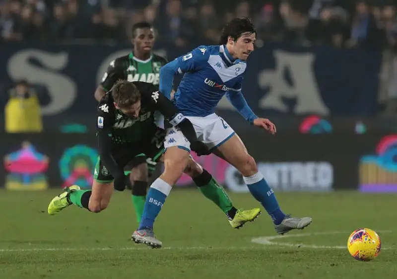 Il Sassuolo respira, Brescia torna giù.
Gli emiliani passano 2-0 al "Rigamonti" nella partita non giocata ad ottobre per la morte di Squinzi: prima sconfitta per il Corini "bis".