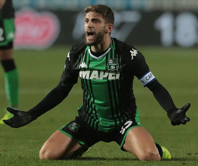Il Sassuolo respira, Brescia torna giù.
Gli emiliani passano 2-0 al "Rigamonti" nella partita non giocata ad ottobre per la morte di Squinzi: prima sconfitta per il Corini "bis".