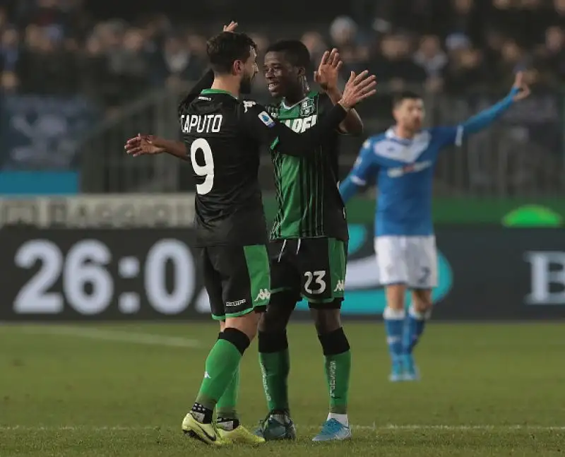 Il Sassuolo respira, Brescia torna giù.
Gli emiliani passano 2-0 al "Rigamonti" nella partita non giocata ad ottobre per la morte di Squinzi: prima sconfitta per il Corini "bis".