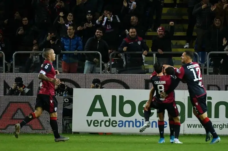 Sardi in vantaggio con Simeone nel primo tempo, nei minuti di recupero pareggio di Luis Alberto e gol vittoria di Caicedo.