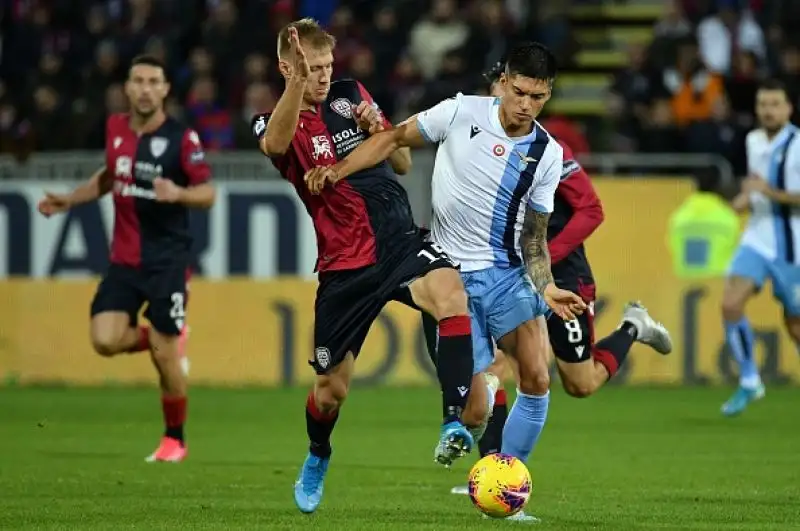 Sardi in vantaggio con Simeone nel primo tempo, nei minuti di recupero pareggio di Luis Alberto e gol vittoria di Caicedo.