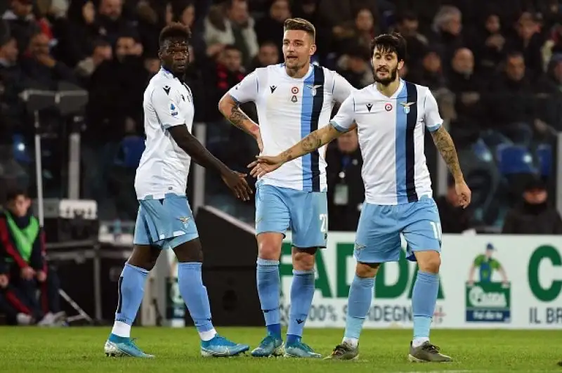 Sardi in vantaggio con Simeone nel primo tempo, nei minuti di recupero pareggio di Luis Alberto e gol vittoria di Caicedo.