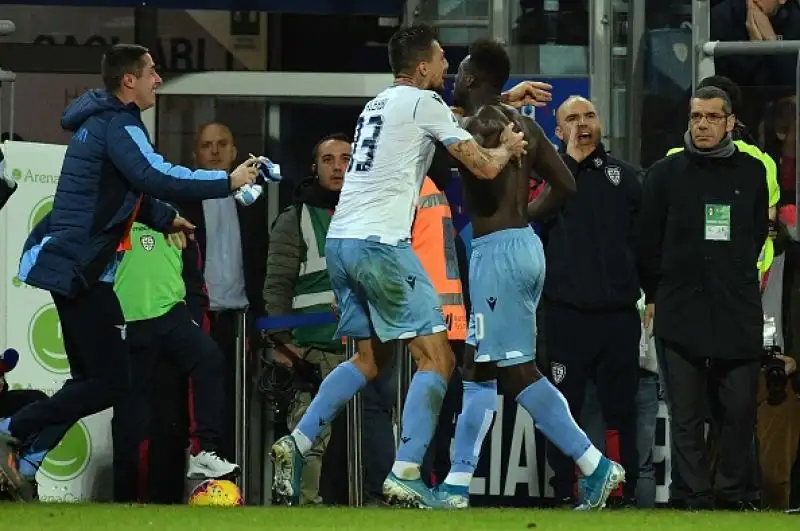Sardi in vantaggio con Simeone nel primo tempo, nei minuti di recupero pareggio di Luis Alberto e gol vittoria di Caicedo.