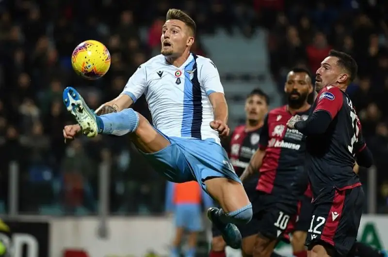 Sardi in vantaggio con Simeone nel primo tempo, nei minuti di recupero pareggio di Luis Alberto e gol vittoria di Caicedo.