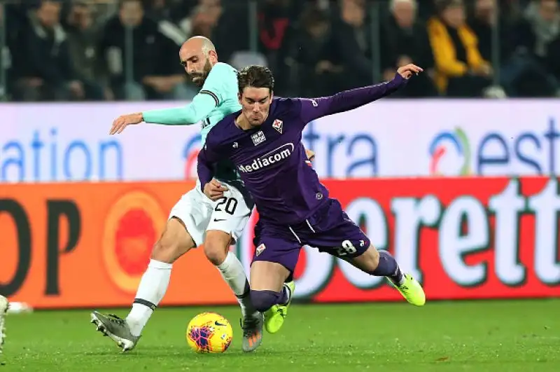La Fiorentina beffa l'Inter e fa un favore alla Juve. Nerazzurri raggiunti sull'1-1 al 92': Conte raggiunto dai bianconeri in testa alla classifica.