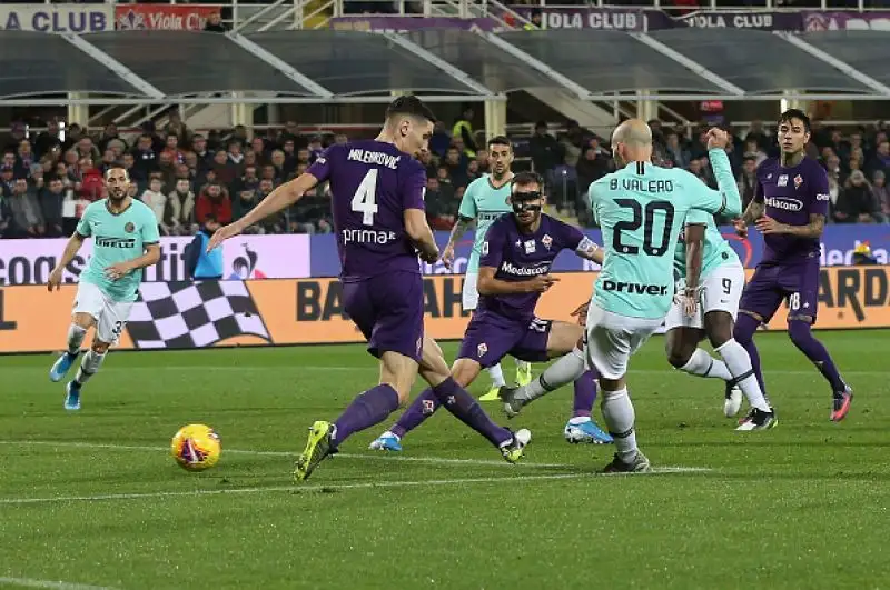 La Fiorentina beffa l'Inter e fa un favore alla Juve. Nerazzurri raggiunti sull'1-1 al 92': Conte raggiunto dai bianconeri in testa alla classifica.
