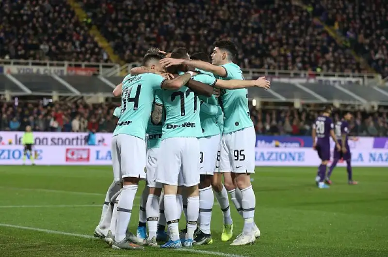 La Fiorentina beffa l'Inter e fa un favore alla Juve. Nerazzurri raggiunti sull'1-1 al 92': Conte raggiunto dai bianconeri in testa alla classifica.