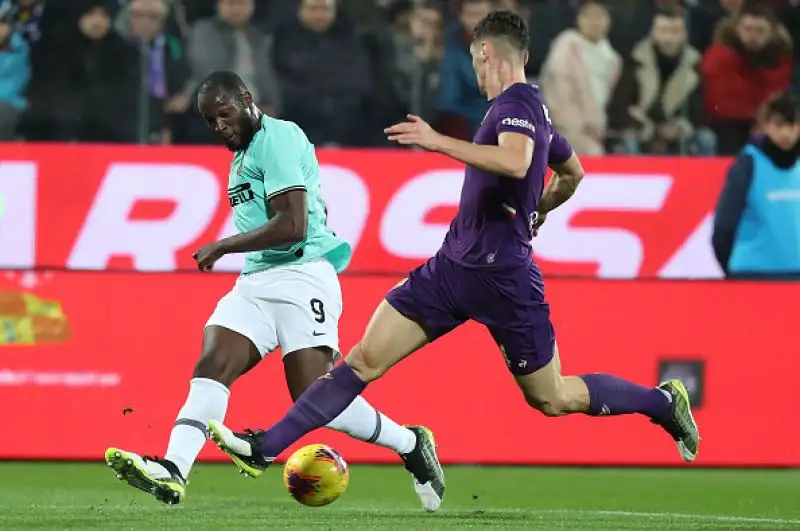 La Fiorentina beffa l'Inter e fa un favore alla Juve. Nerazzurri raggiunti sull'1-1 al 92': Conte raggiunto dai bianconeri in testa alla classifica.