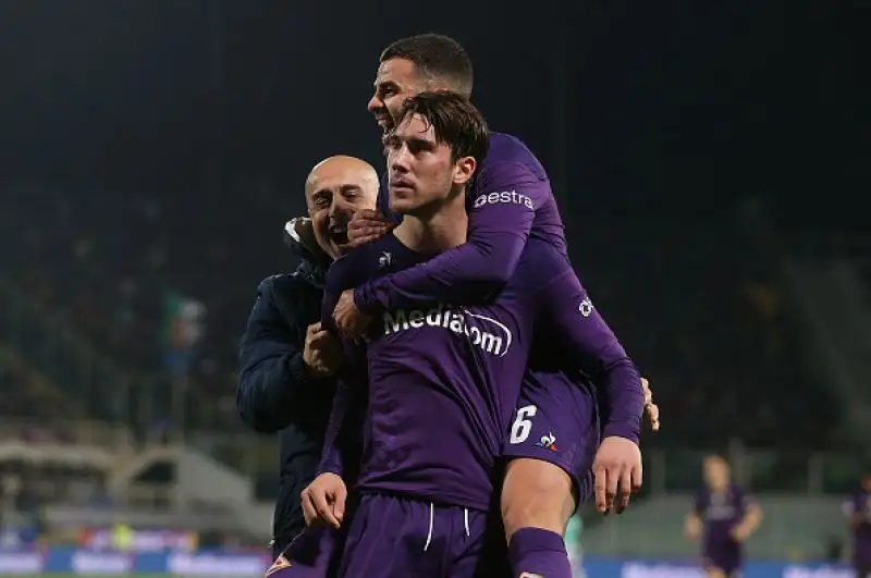 La Fiorentina beffa l'Inter e fa un favore alla Juve. Nerazzurri raggiunti sull'1-1 al 92': Conte raggiunto dai bianconeri in testa alla classifica.