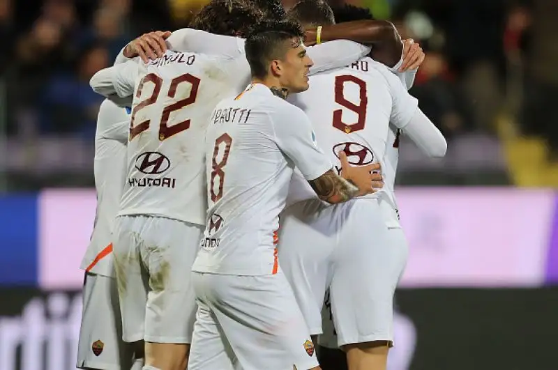 La Roma travolge con un netto 4-1 la Fiorentina nell'anticipo del venerdì della diciassettesima giornata di Serie A, giocato allo stadio "Artemio Franchi" di Firenze. 