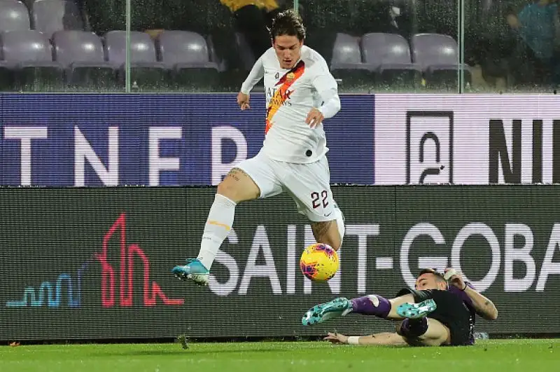 La Roma travolge con un netto 4-1 la Fiorentina nell'anticipo del venerdì della diciassettesima giornata di Serie A, giocato allo stadio "Artemio Franchi" di Firenze. 