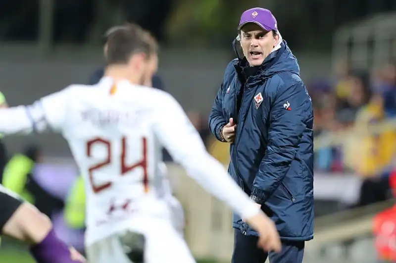 La Roma travolge con un netto 4-1 la Fiorentina nell'anticipo del venerdì della diciassettesima giornata di Serie A, giocato allo stadio "Artemio Franchi" di Firenze. 