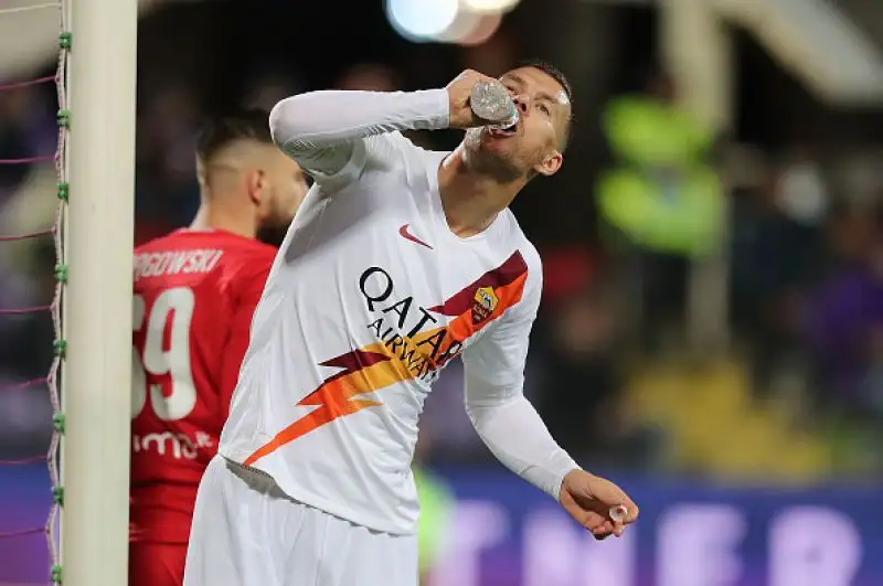 La Roma travolge con un netto 4-1 la Fiorentina nell'anticipo del venerdì della diciassettesima giornata di Serie A, giocato allo stadio "Artemio Franchi" di Firenze. 