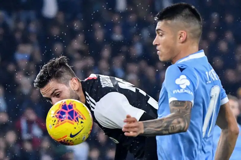 La Juve crolla a Roma: Lazio da scudetto, l'Inter resta prima. Prima sconfitta stagionale per i bianconeri di Sarri.