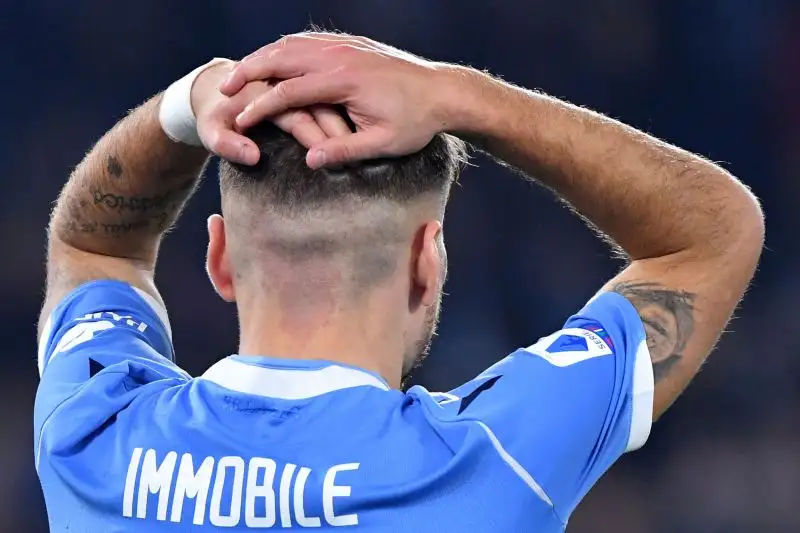 La Juve crolla a Roma: Lazio da scudetto, l'Inter resta prima. Prima sconfitta stagionale per i bianconeri di Sarri.