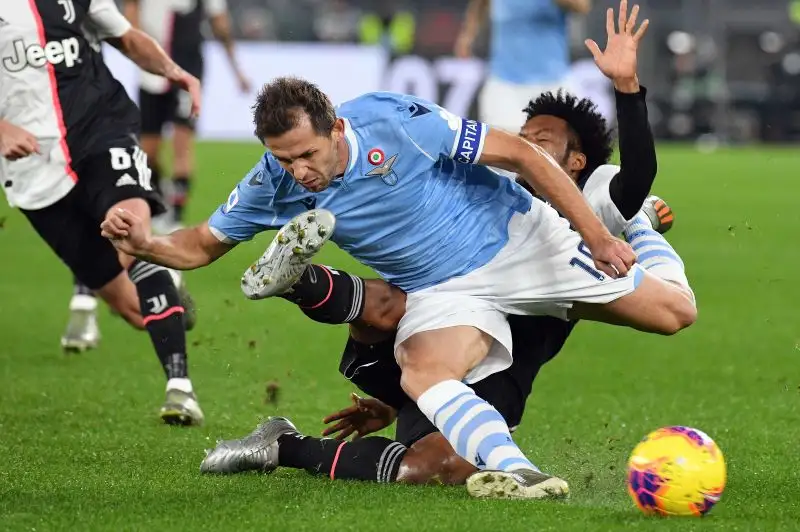 La Juve crolla a Roma: Lazio da scudetto, l'Inter resta prima. Prima sconfitta stagionale per i bianconeri di Sarri.