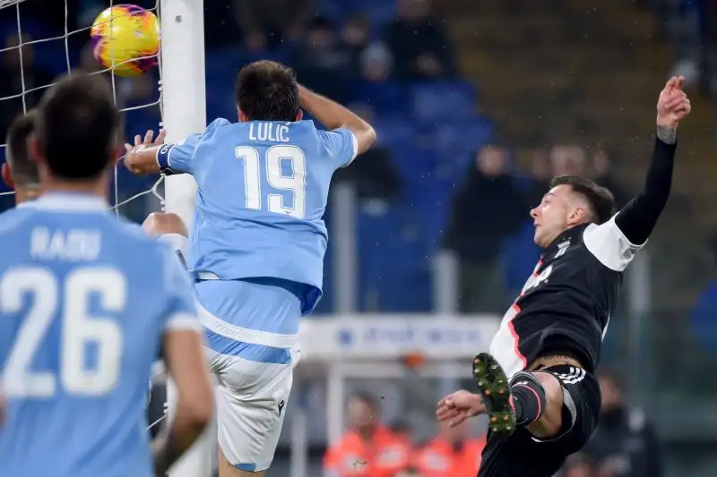 La Juve crolla a Roma: Lazio da scudetto, l'Inter resta prima. Prima sconfitta stagionale per i bianconeri di Sarri.