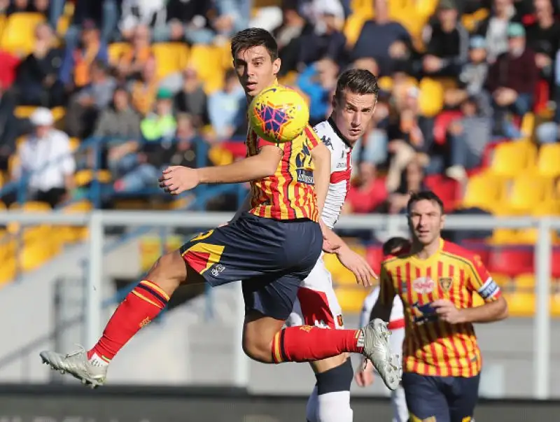 Avanti con Pandev e Criscito, il Genoa viene riacciuffato nella ripresa dal Lecce, in gol con Falco e Tabanelli. I liguri chiudono in nove per le espulsioni di Agudelo e Pandev.