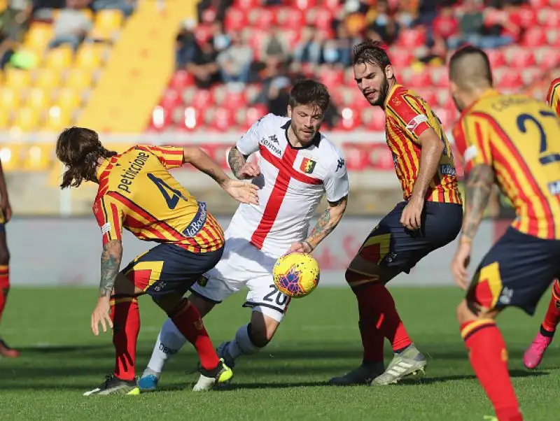 Avanti con Pandev e Criscito, il Genoa viene riacciuffato nella ripresa dal Lecce, in gol con Falco e Tabanelli. I liguri chiudono in nove per le espulsioni di Agudelo e Pandev.