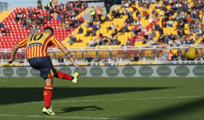 Avanti con Pandev e Criscito, il Genoa viene riacciuffato nella ripresa dal Lecce, in gol con Falco e Tabanelli. I liguri chiudono in nove per le espulsioni di Agudelo e Pandev.
