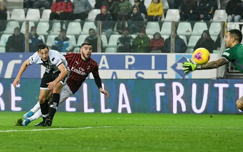 All'88' gioia rossonera grazie a Theo Hernandez in mischia: in classifica il Milan risale in undicesima posizione.