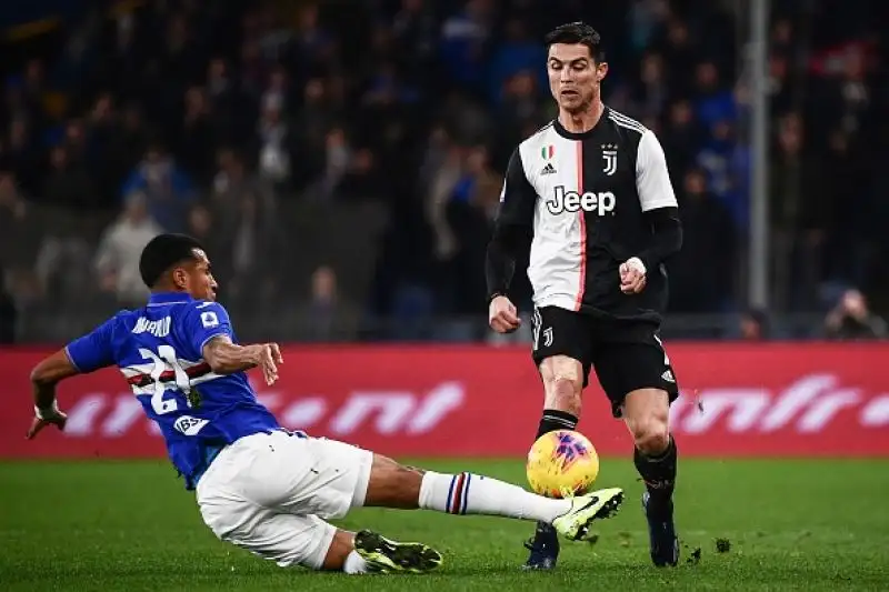 La squadra di Sarri batte 2-1 in trasferta la Sampdoria e mette pressione sull'Inter: ora la finale della Supercoppa Italiana contro la Lazio.