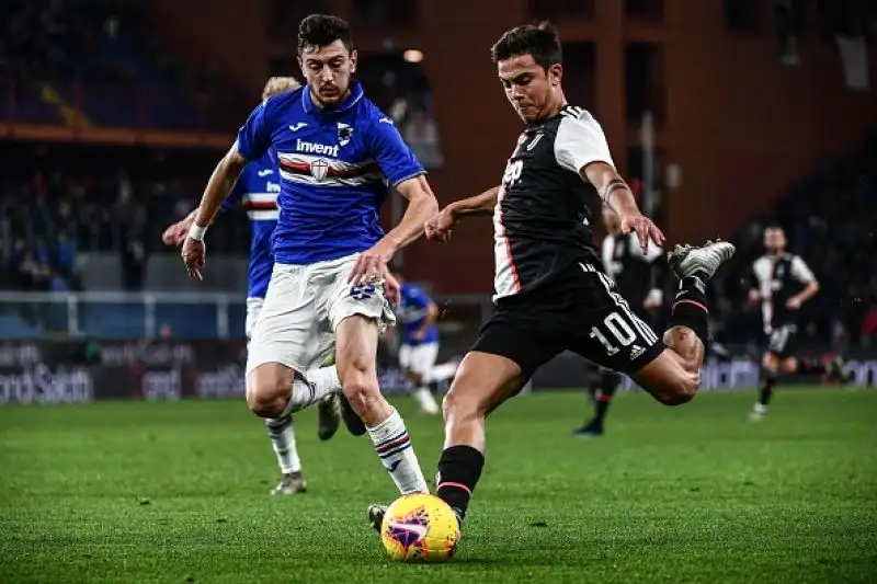La squadra di Sarri batte 2-1 in trasferta la Sampdoria e mette pressione sull'Inter: ora la finale della Supercoppa Italiana contro la Lazio.
