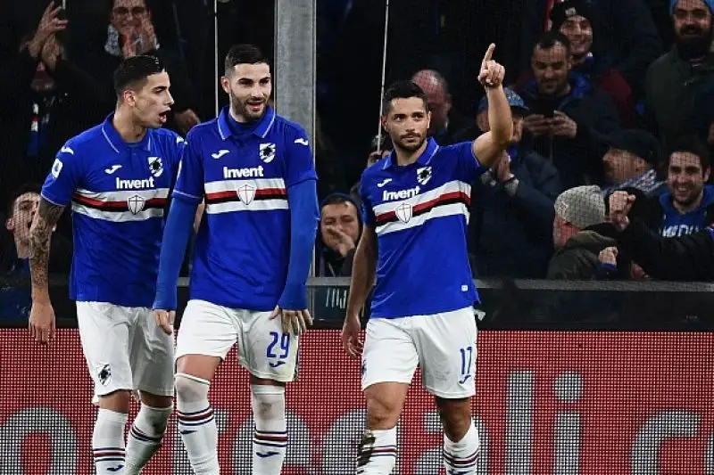 La squadra di Sarri batte 2-1 in trasferta la Sampdoria e mette pressione sull'Inter: ora la finale della Supercoppa Italiana contro la Lazio.