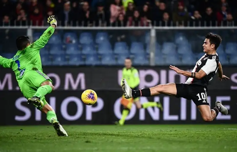 La squadra di Sarri batte 2-1 in trasferta la Sampdoria e mette pressione sull'Inter: ora la finale della Supercoppa Italiana contro la Lazio.