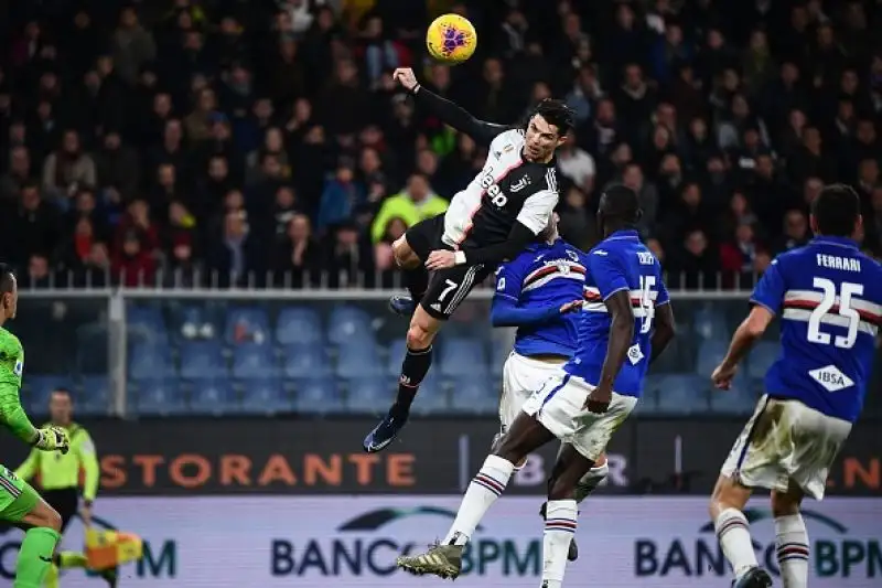 La squadra di Sarri batte 2-1 in trasferta la Sampdoria e mette pressione sull'Inter: ora la finale della Supercoppa Italiana contro la Lazio.