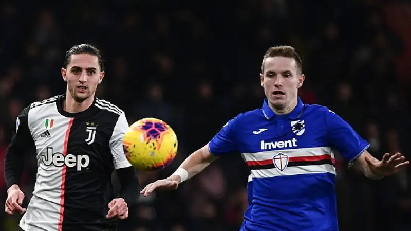 La squadra di Sarri batte 2-1 in trasferta la Sampdoria e mette pressione sull'Inter: ora la finale della Supercoppa Italiana contro la Lazio.