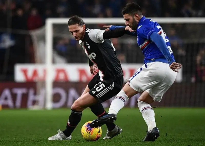 La squadra di Sarri batte 2-1 in trasferta la Sampdoria e mette pressione sull'Inter: ora la finale della Supercoppa Italiana contro la Lazio.