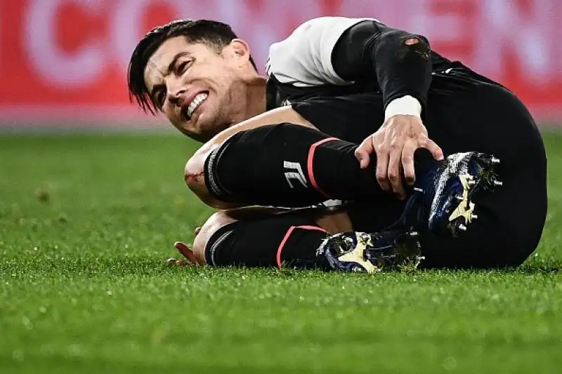 La squadra di Sarri batte 2-1 in trasferta la Sampdoria e mette pressione sull'Inter: ora la finale della Supercoppa Italiana contro la Lazio.
