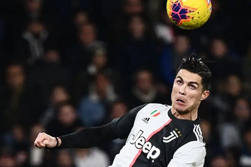 La squadra di Sarri batte 2-1 in trasferta la Sampdoria e mette pressione sull'Inter: ora la finale della Supercoppa Italiana contro la Lazio.