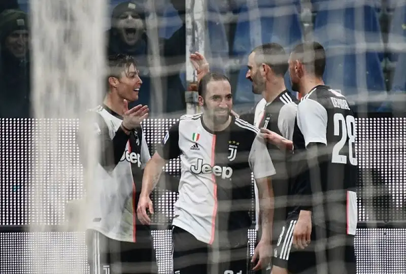 La squadra di Sarri batte 2-1 in trasferta la Sampdoria e mette pressione sull'Inter: ora la finale della Supercoppa Italiana contro la Lazio.