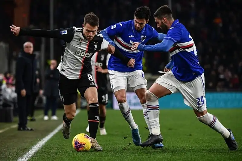 La squadra di Sarri batte 2-1 in trasferta la Sampdoria e mette pressione sull'Inter: ora la finale della Supercoppa Italiana contro la Lazio.