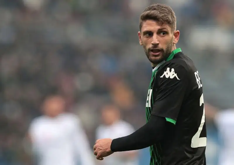 Si salva al 90' il sorprendente Cagliari di Maran, che pareggia per 2-2 a Reggio Emilia contro il Sassuolo in una partita valida per la quindicesima giornata di serie A