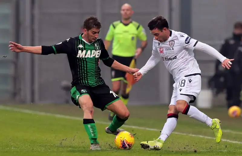Si salva al 90' il sorprendente Cagliari di Maran, che pareggia per 2-2 a Reggio Emilia contro il Sassuolo in una partita valida per la quindicesima giornata di serie A