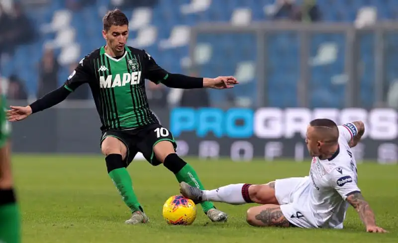 Si salva al 90' il sorprendente Cagliari di Maran, che pareggia per 2-2 a Reggio Emilia contro il Sassuolo in una partita valida per la quindicesima giornata di serie A